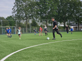 Laatste training S.K.N.W.K. JO10-1 (partijtje tegen de ouders) van woensdag 22 mei 2024 (64/133)